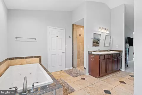 Entry Way - 3664 5th Ave, Edgewater, MD 21037 photo 7 of 13