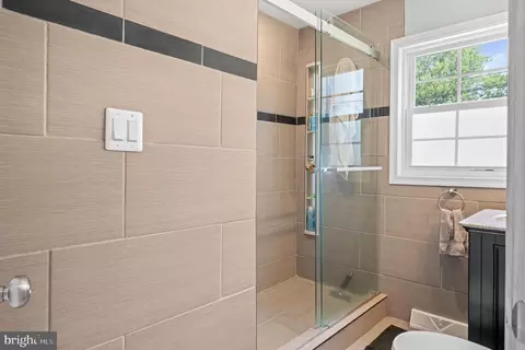 Bath - 3664 5th Ave, Edgewater, MD 21037 photo 1 of 3