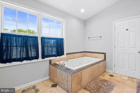 Bath - 3664 5th Ave, Edgewater, MD 21037 photo 2 of 3