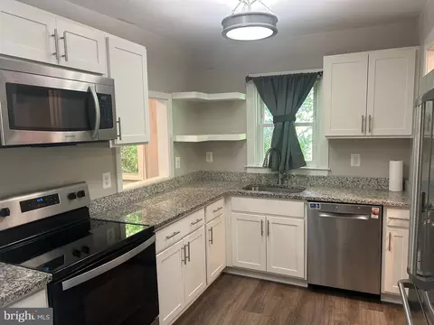 160 Mountain Rd, Pasadena, MD 21122 photo 3