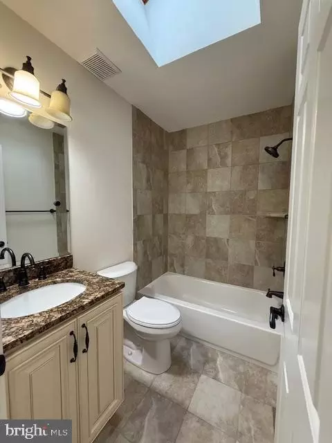 Bath - 1247 Silver Run Dr, Pasadena, MD 21122 photo 2 of 4