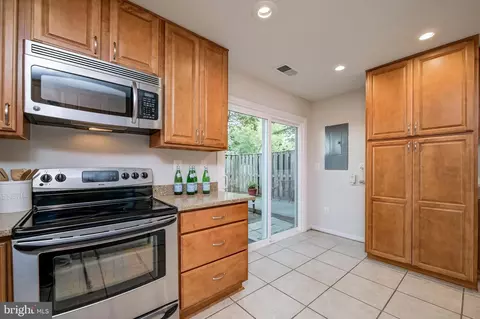 Kitchen - 1672 Ridgely Ct, Crofton, MD 21114 photo 4 of 4