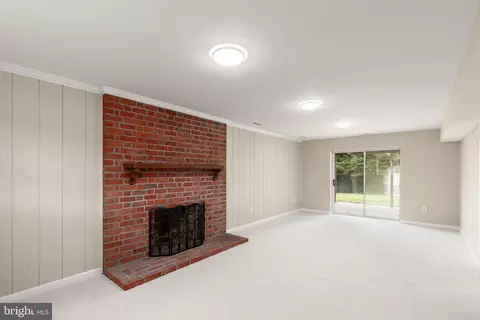 Living - 1003 Cedar Park Rd, Annapolis, MD 21401 photo 2 of 4