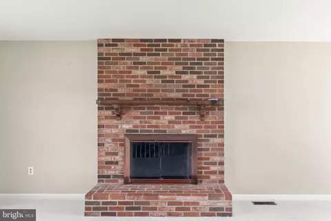 Living - 1003 Cedar Park Rd, Annapolis, MD 21401 photo 3 of 4