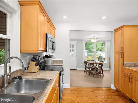 Entry Way - 1944 Hilltop Rd, Pasadena, MD 21122 photo 4 of 5