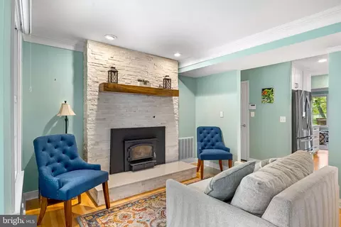 Living - 862 Doris Dr, Arnold, MD 21012 photo 2 of 5