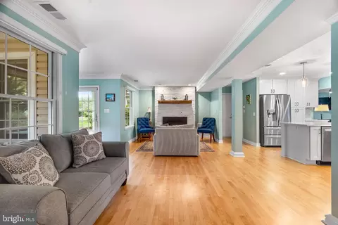 Living - 862 Doris Dr, Arnold, MD 21012 photo 3 of 5