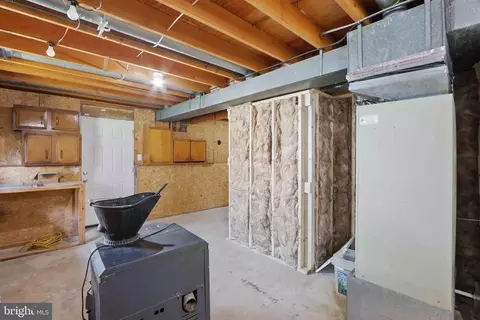 Entry Way - 8437 Bay Dr, Pasadena, MD 21122 photo 5 of 6