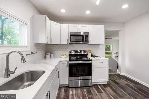 Kitchen - 478 Center St, Pasadena, MD 21122 photo 3 of 4