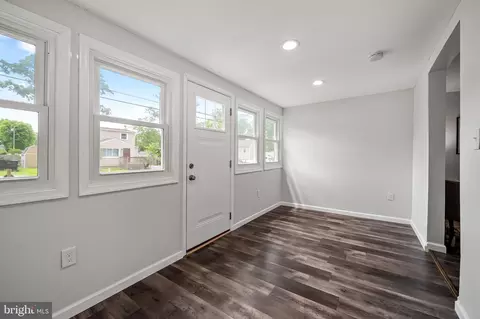 Entry Way - 478 Center St, Pasadena, MD 21122 photo 2 of 4