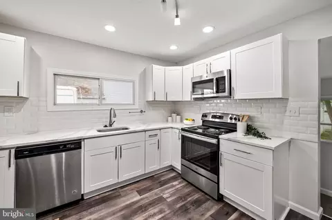 Kitchen - 478 Center St, Pasadena, MD 21122 photo 2 of 4