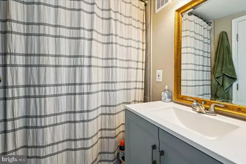 Bath - 1606 Oldtown Rd, Edgewater, MD 21037 photo 1 of 1
