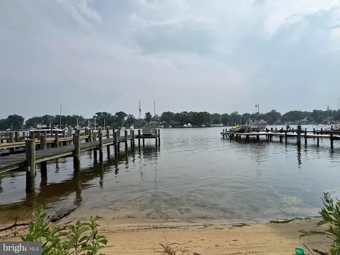 372 Riverside Dr, Pasadena, MD 21122