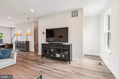 Entry Way - 155 Woodgate Cir, Pasadena, MD 21122 photo 10 of 14