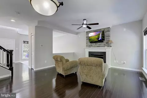Living - 496 Pitt Ct, Odenton, MD 21113 photo 5 of 6