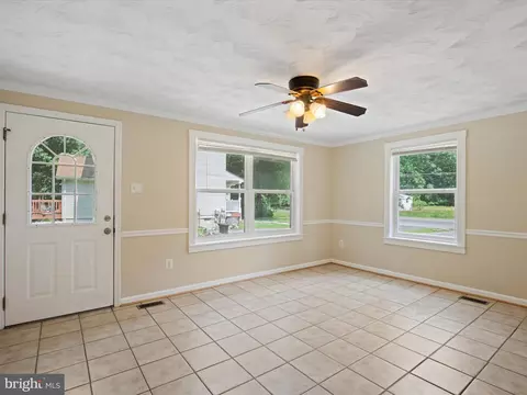 Living - 1440 Cedarhurst Rd, Shady Side, MD 20764 photo 3 of 4