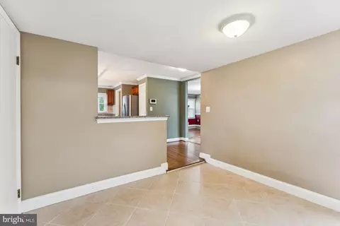 Entry Way - 5 Brookfield Rd, Pasadena, MD 21122 photo 2 of 2