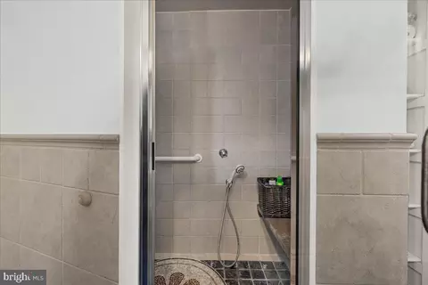 Bath - 215 Wardour Dr, Annapolis, MD 21401 photo 1 of 4