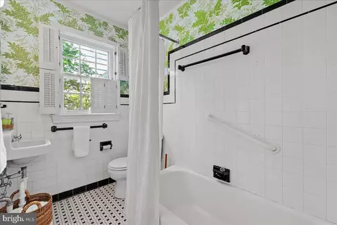 Bath - 215 Wardour Dr, Annapolis, MD 21401 photo 3 of 4