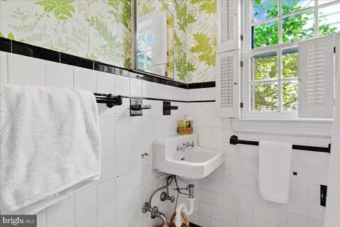 Bath - 215 Wardour Dr, Annapolis, MD 21401 photo 4 of 4