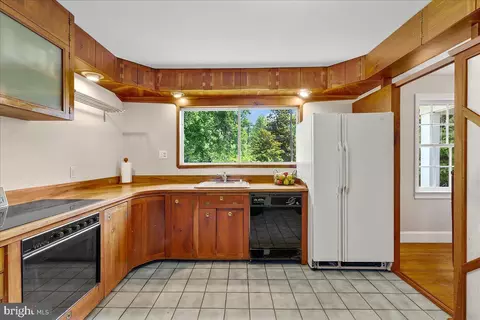 Kitchen - 215 Wardour Dr, Annapolis, MD 21401 photo 1 of 4