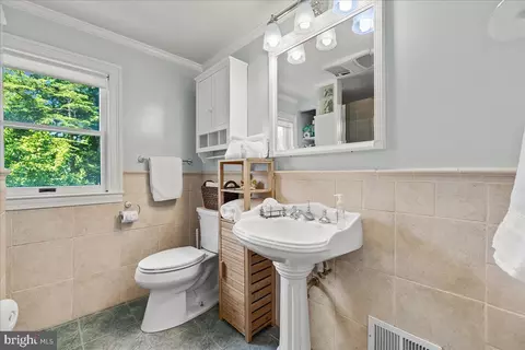 Bath - 215 Wardour Dr, Annapolis, MD 21401 photo 2 of 4
