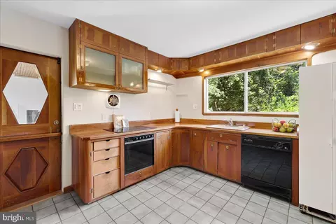 Kitchen - 215 Wardour Dr, Annapolis, MD 21401 photo 4 of 4