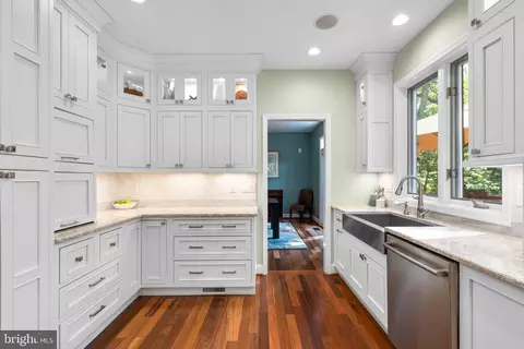 Kitchen - 1200 Marinaview Dr, Arnold, MD 21012 photo 4 of 5
