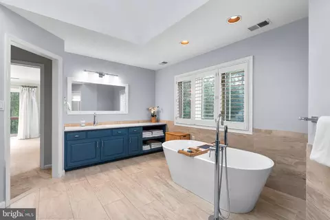 Bath - 1200 Marinaview Dr, Arnold, MD 21012 photo 4 of 7