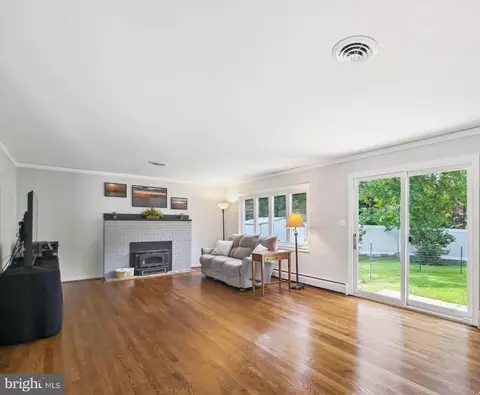 Living - 1482 Friendly Rd, Pasadena, MD 21122 photo 1 of 4