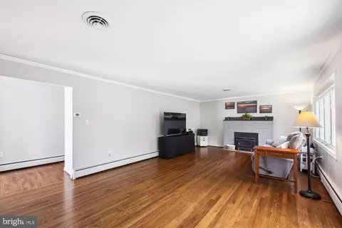 Living - 1482 Friendly Rd, Pasadena, MD 21122 photo 3 of 4