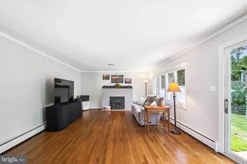 Living - 1482 Friendly Rd, Pasadena, MD 21122 photo 2 of 4