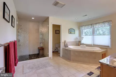 Bath - 1539 Pine Whiff Ave, Edgewater, MD 21037 photo 3 of 7