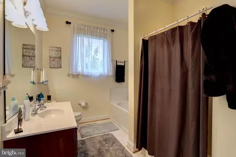 Bath - 1539 Pine Whiff Ave, Edgewater, MD 21037 photo 2 of 7