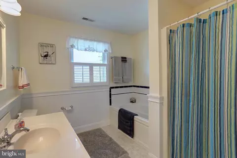 Bath - 1539 Pine Whiff Ave, Edgewater, MD 21037 photo 6 of 7