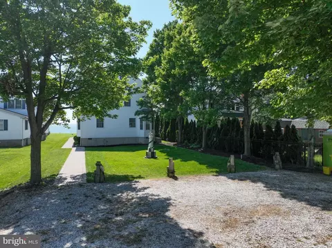 Exterior - 8227 Bayside Dr, Pasadena, MD 21122 photo 8 of 10