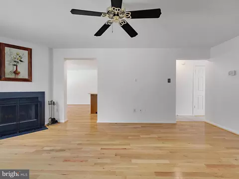 Living - 430 Capstan Ct #42, Arnold, MD 21012 photo 3 of 6
