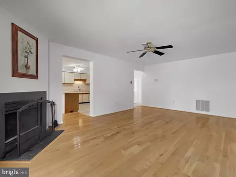 Living - 430 Capstan Ct #42, Arnold, MD 21012 photo 4 of 6