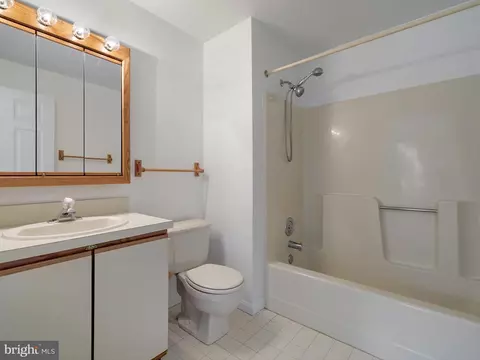 Bath - 430 Capstan Ct #42, Arnold, MD 21012 photo 2 of 4