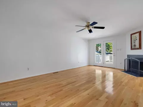 Living - 430 Capstan Ct #42, Arnold, MD 21012 photo 2 of 6