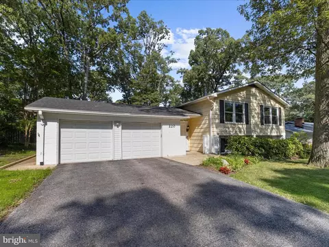 Exterior - 220 Falcon Dr, Pasadena, MD 21122 photo 2 of 9