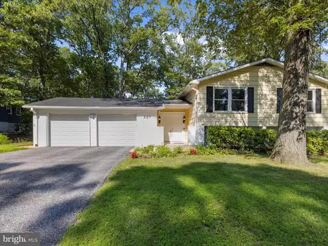 220 Falcon Dr, Pasadena, MD 21122