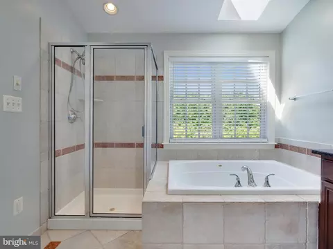 Bath - 7730 Terraview Ct, Hanover, MD 21076 photo 3 of 6