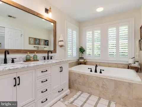 Bath - 3309 Kenney Ln, Edgewater, MD 21037 photo 3 of 6