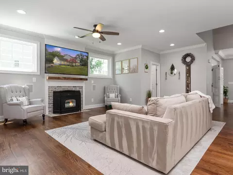 Living - 3309 Kenney Ln, Edgewater, MD 21037 photo 1 of 3