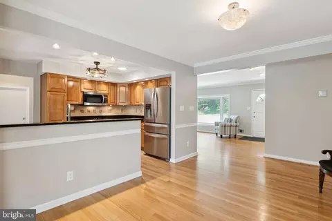 Entry Way - 346 Edgewater Rd, Pasadena, MD 21122 photo 2 of 4