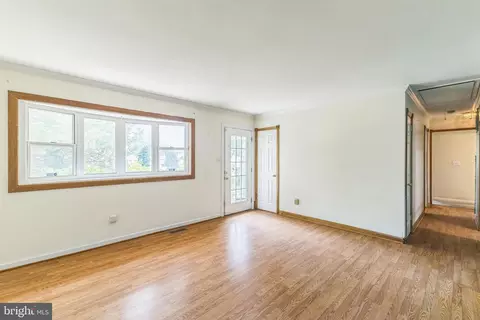 Living - 764 224th St, Pasadena, MD 21122 photo 4 of 8