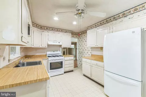 Kitchen - 764 224th St, Pasadena, MD 21122 photo 2 of 3