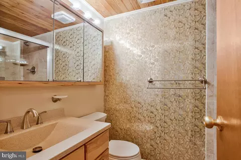 Bath - 1428 Oak Bluff Rd, Edgewater, MD 21037 photo 4 of 5