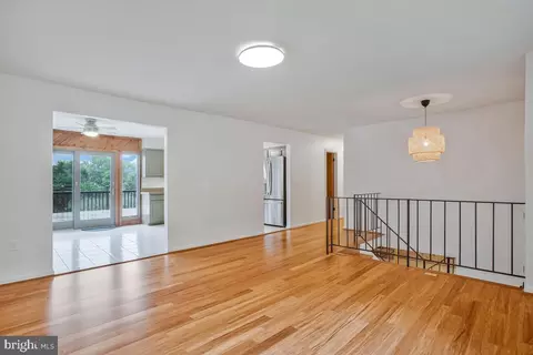 Living - 1428 Oak Bluff Rd, Edgewater, MD 21037 photo 2 of 4